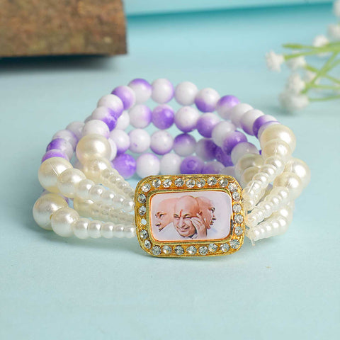 White & Lilac with White Pearl Four Layer Guruji Swaroop Bracelet featuring soft lilac beads, elegant white beads, and luminous white pearls with Jai Guruji Swaroop – perfect for spiritual wear, festive gifting, and daily devotion. India’s Largest Pooja Accessories Brand – www.satvikstore.in